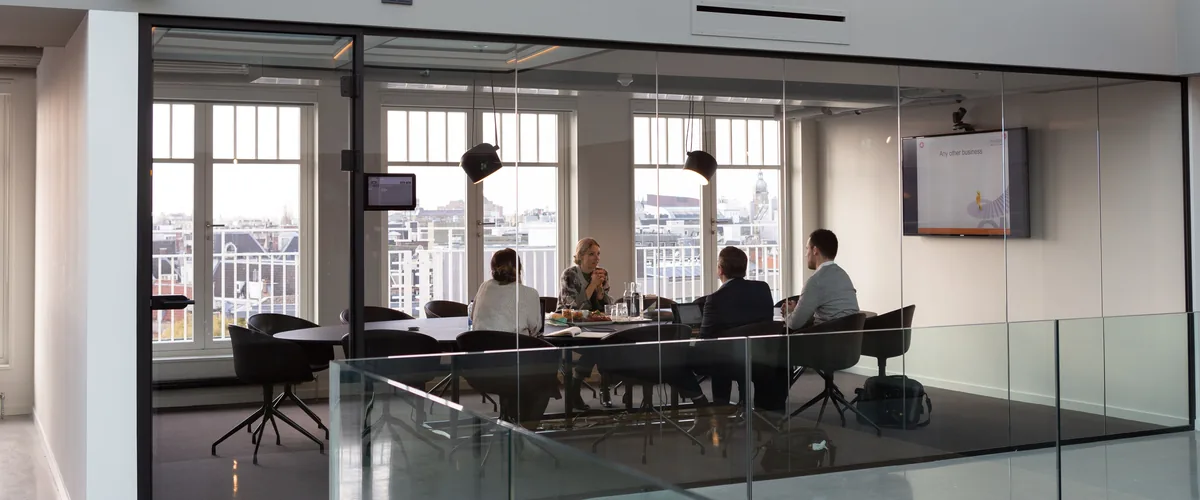 Session de travail stratégique dans une salle de réunion vitrée — MAK Associates, cabinet de conseil et de recrutement