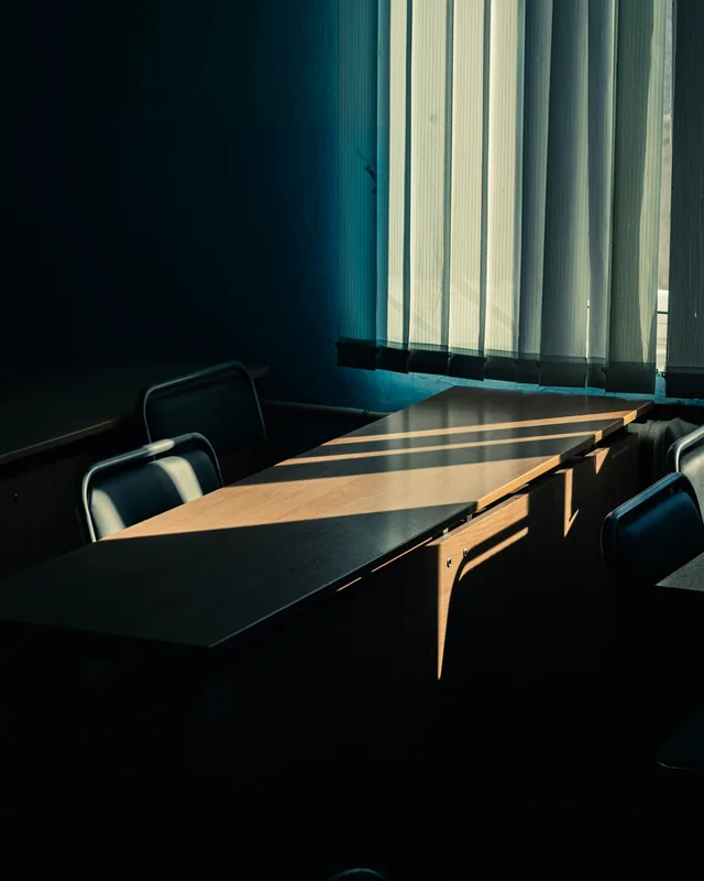 Salle de conseil vide, lumiere de stores